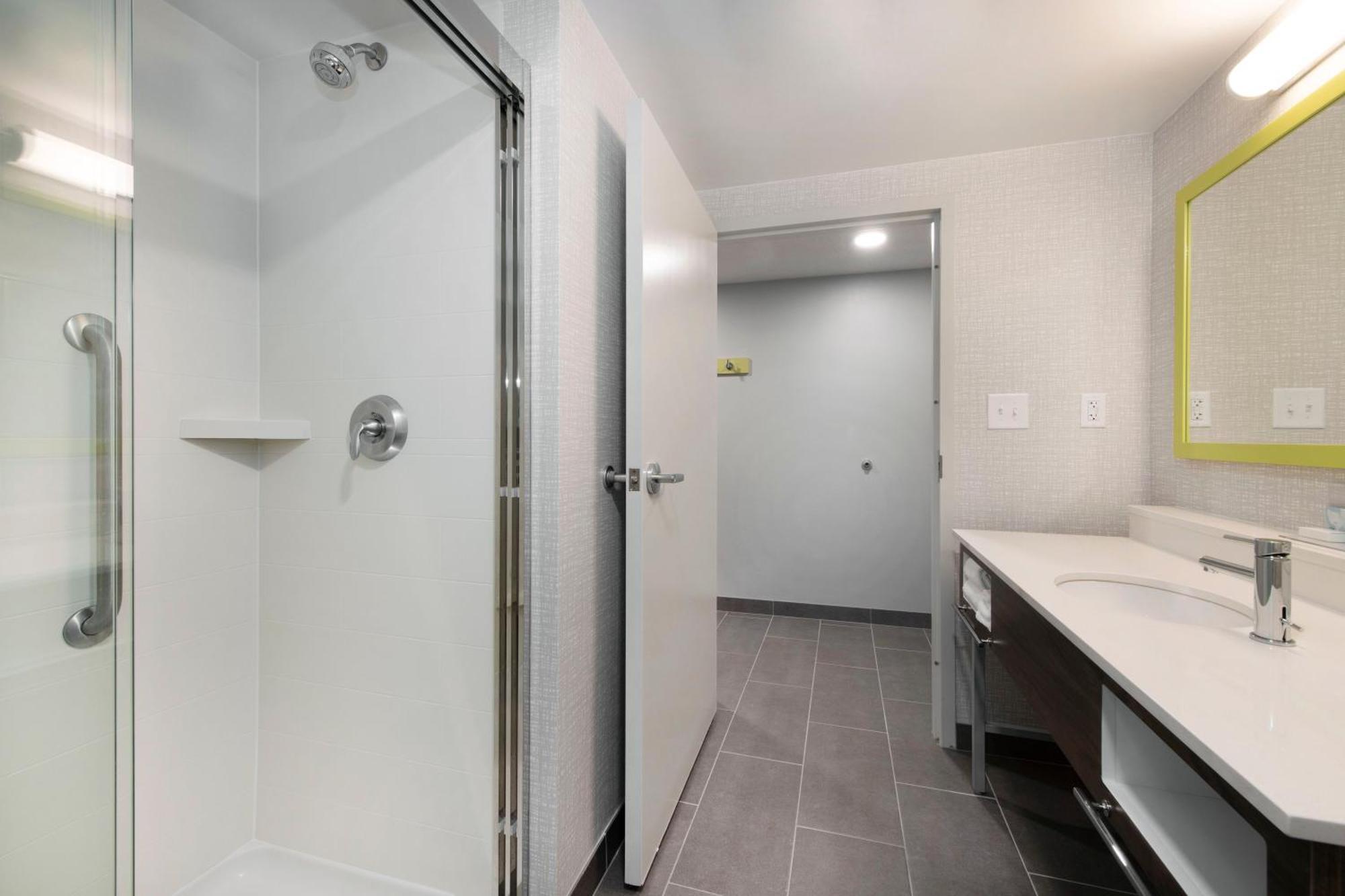 Hampton & Hotel Burlington
